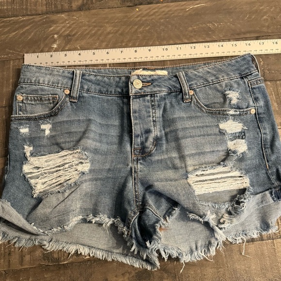 Altar'd State Women's Distressed Ripped Frayed Hem Denim Shorts Size 29 - Picture 8 of 8